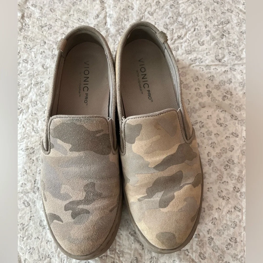 Vionic Avery pro slip on shoes